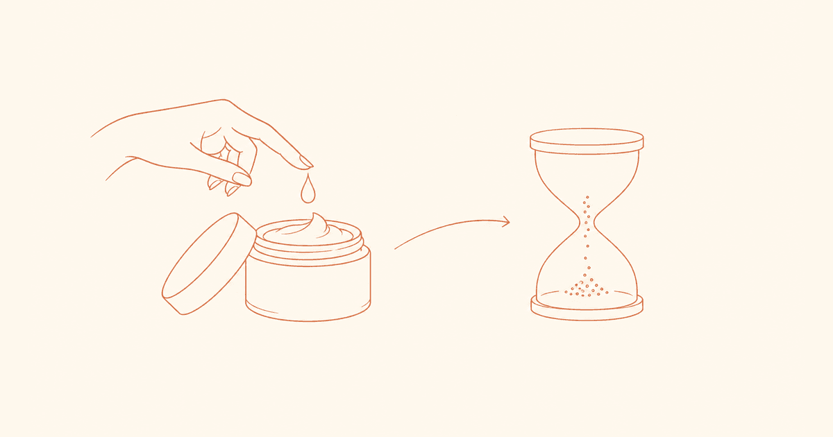 Handgetekende illustratie van een crèmepotje met een zandloper, symbool voor geduld bij behandeling