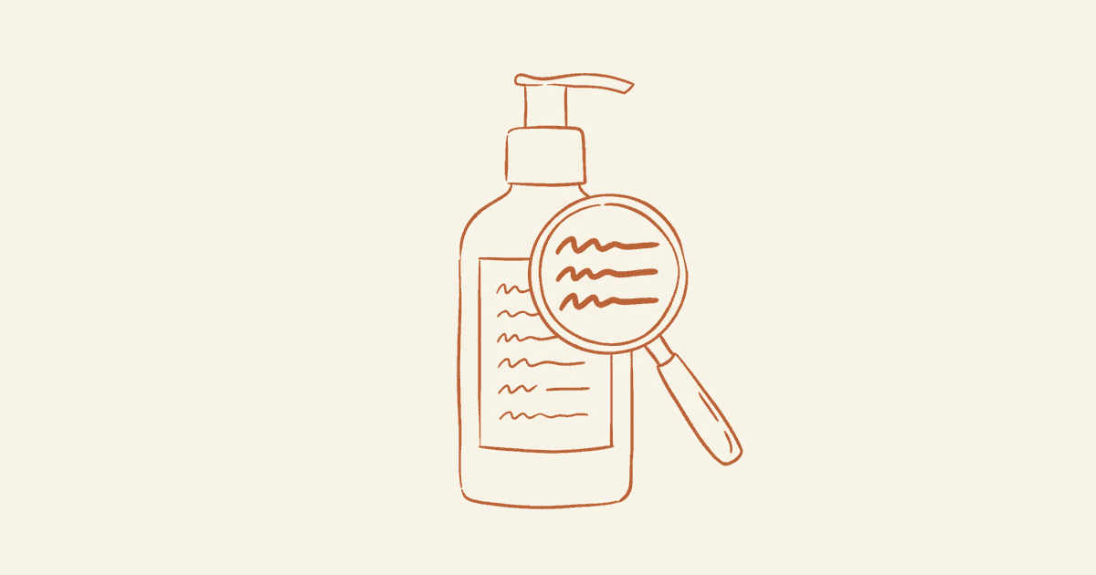 Handgetekende illustratie van een verzorgingsflacon met ingrediëntenlijst en een vergrootglas dat ingrediënten uitlicht
