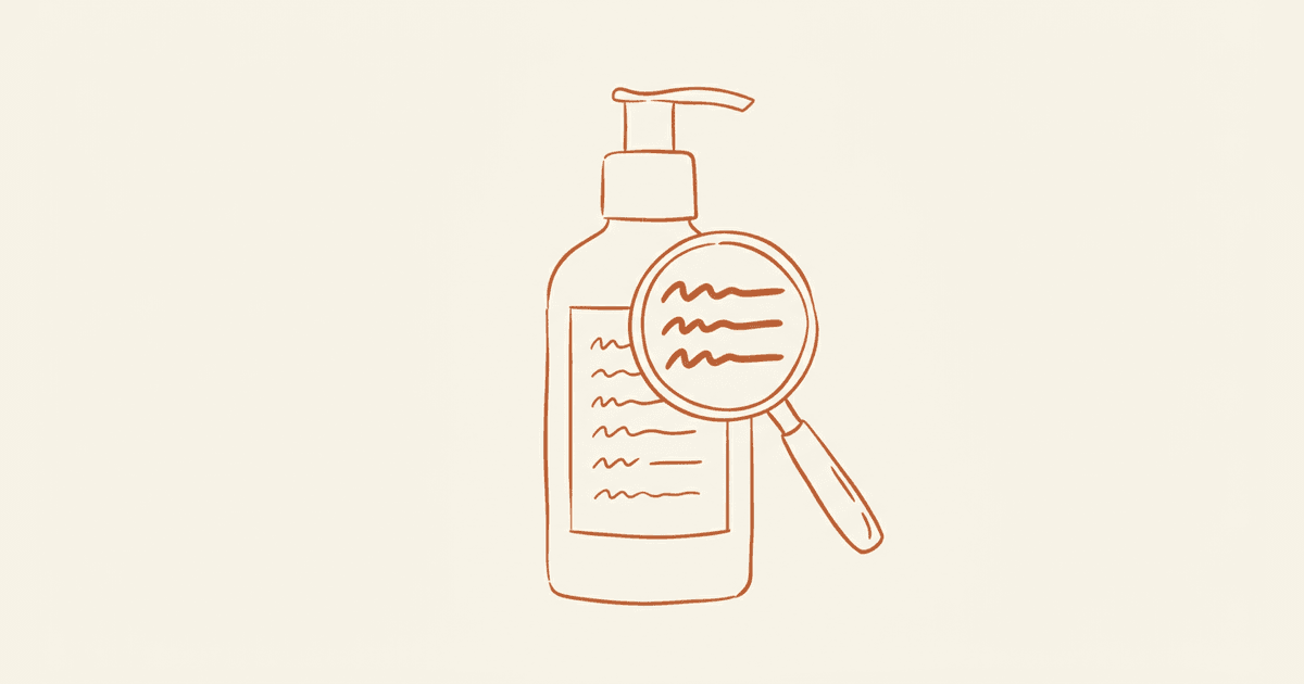 Handgetekende illustratie van een verzorgingsflacon met ingrediëntenlijst en een vergrootglas dat ingrediënten uitlicht