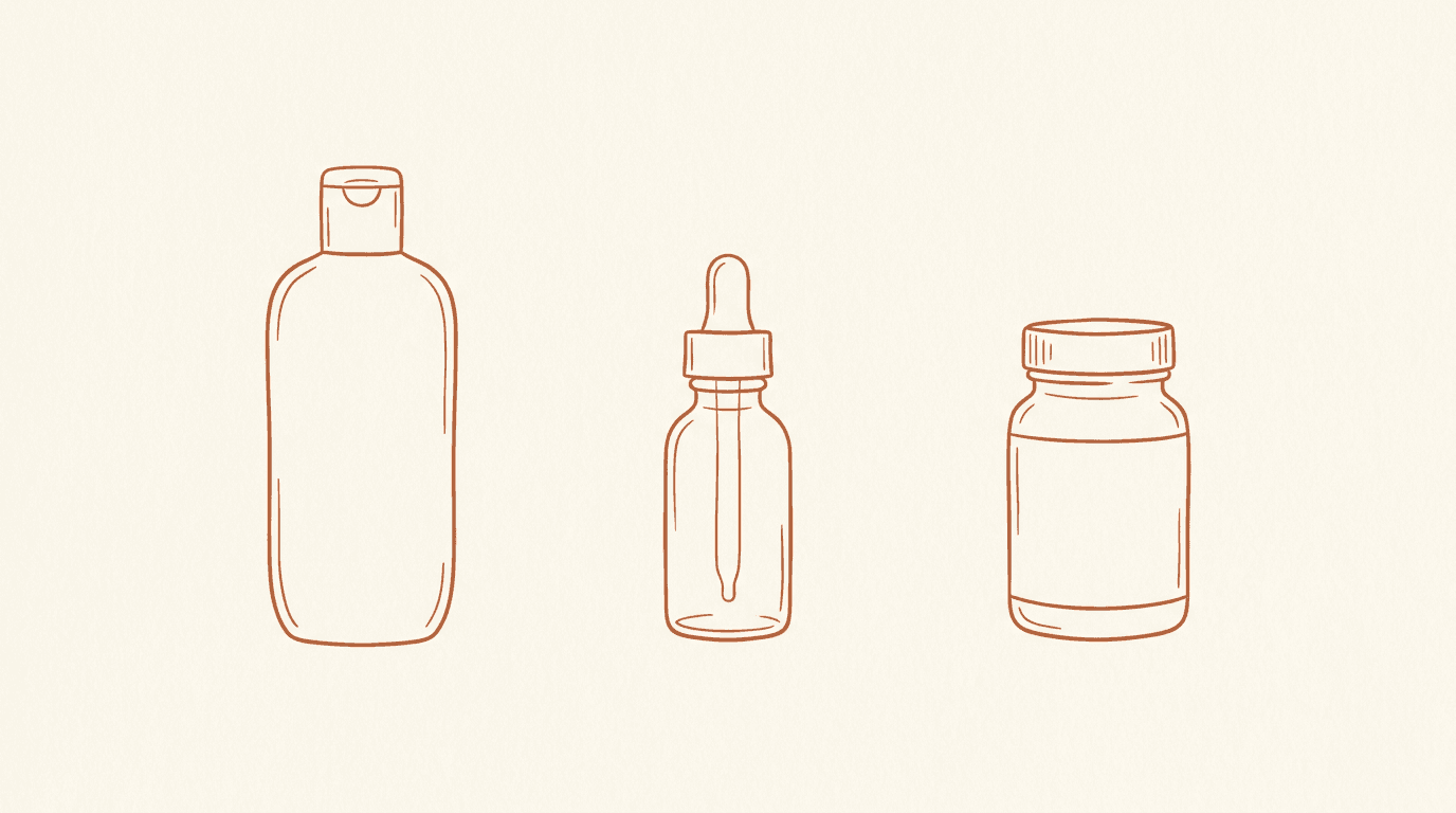 Handgetekende illustratie van drie verzorgingsproducten naast elkaar: een shampoofles, een druppelserum en een supplementenpotje