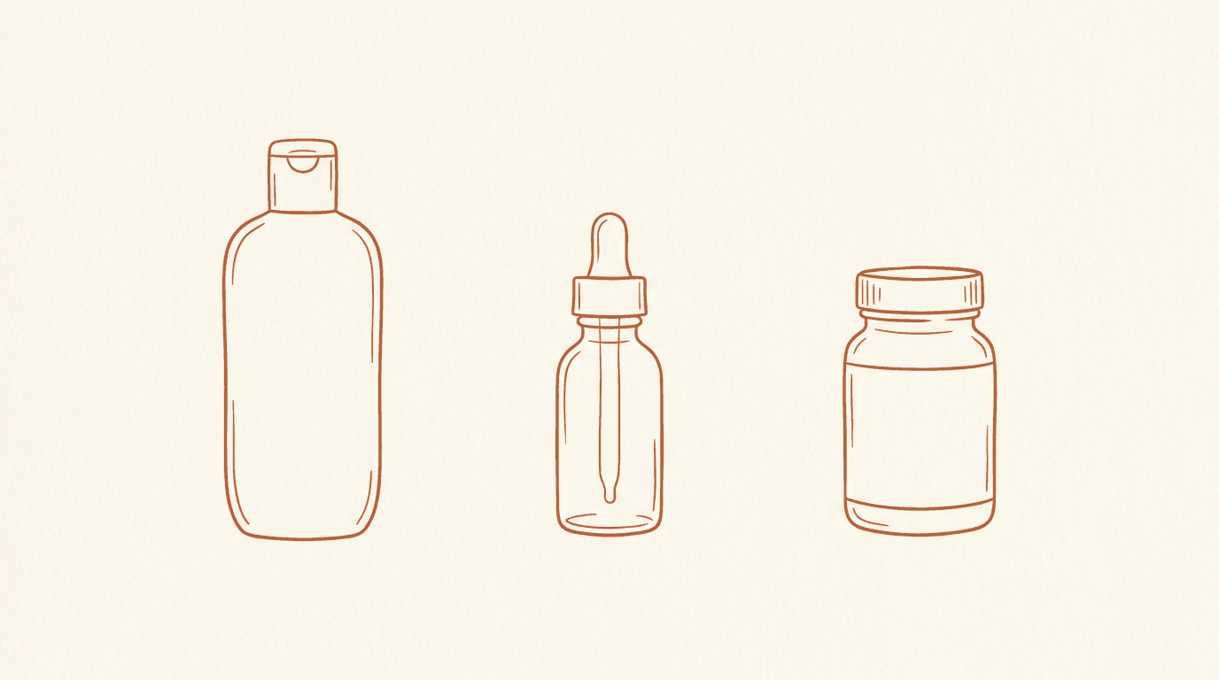 Handgetekende illustratie van drie verzorgingsproducten naast elkaar: een shampoofles, een druppelserum en een supplementenpotje